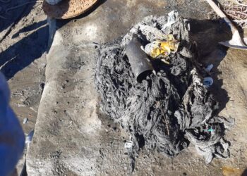 Desatascan un tapón de media tonelada de toallitas en la red de saneamiento de Estepona