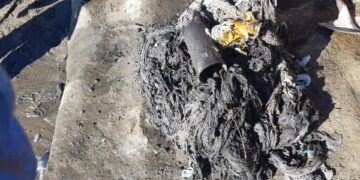 Desatascan un tapón de media tonelada de toallitas en la red de saneamiento de Estepona