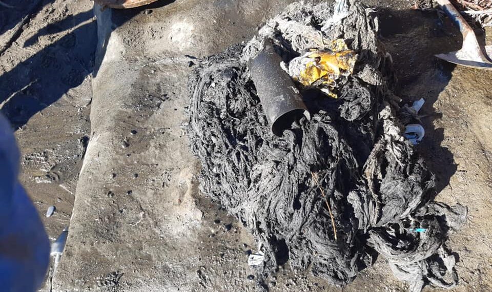 Desatascan un tapón de media tonelada de toallitas en la red de saneamiento de Estepona