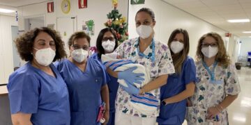 El pequeño Adam es el primer bebé nacido en Málaga en 2022