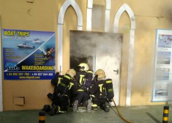 Bomberos intentan sofocar un incendio en el Puerto de Fuengirola