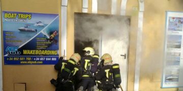 Bomberos intentan sofocar un incendio en el Puerto de Fuengirola