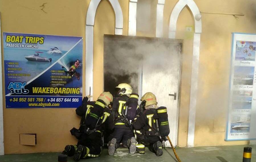 Bomberos intentan sofocar un incendio en el Puerto de Fuengirola