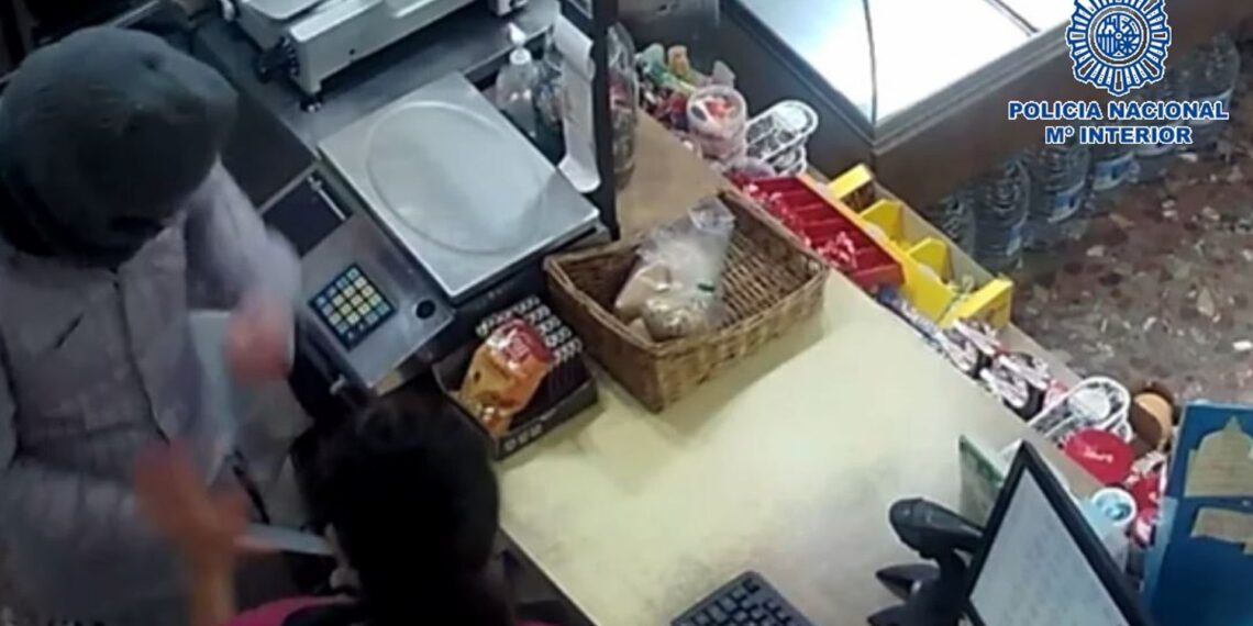 Detienen a un hombre en Estepona por asaltar el mismo comercio dos veces en apenas 48 horas