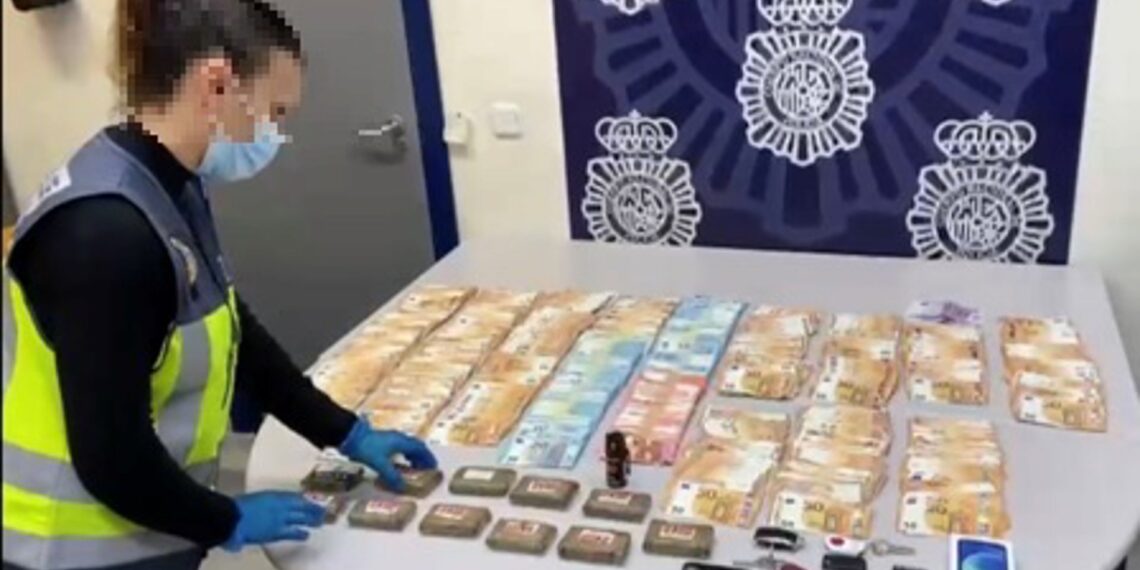 Detenido por tráfico de drogas un joven de Estepona que ocultaba 72.000 euros en su casa