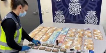 Detenido por tráfico de drogas un joven de Estepona que ocultaba 72.000 euros en su casa