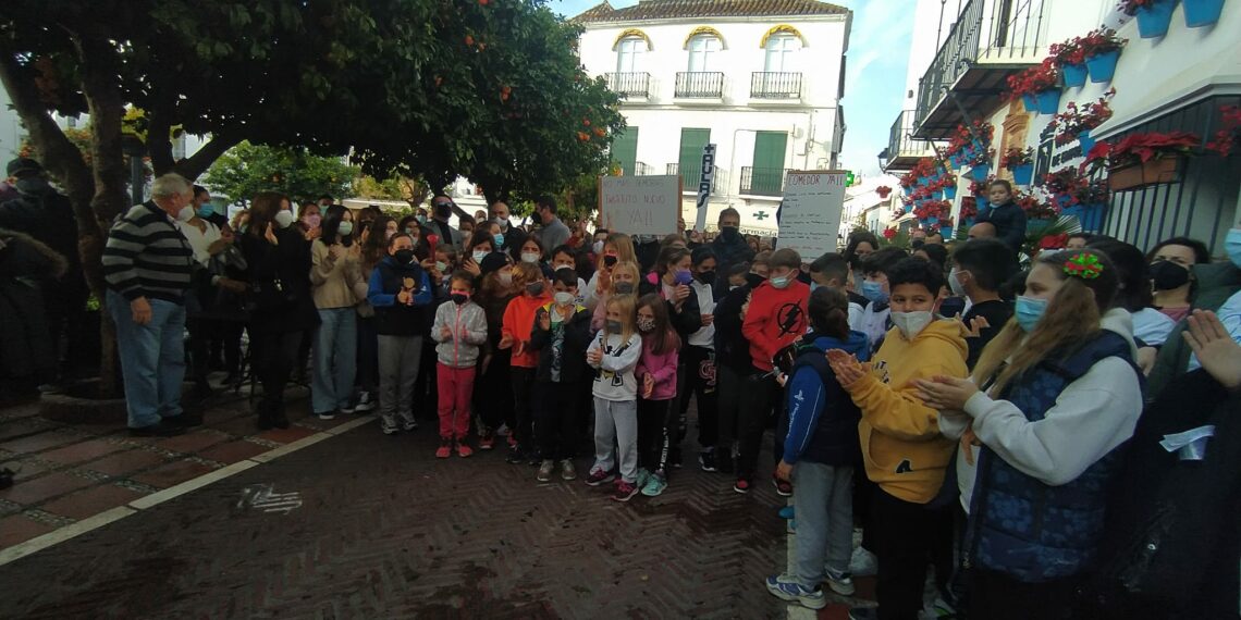 Una veintena de AMPAS se manifiestan para exigir la mejora de los centros educativos de Marbella