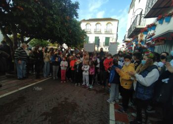 Una veintena de AMPAS se manifiestan para exigir la mejora de los centros educativos de Marbella