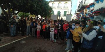 Una veintena de AMPAS se manifiestan para exigir la mejora de los centros educativos de Marbella