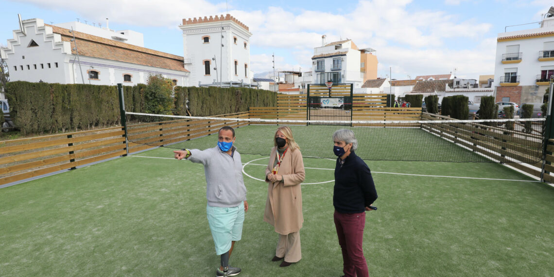 Instalan una pista multideporte y de voley-playa junto al Ingenio de Marbella