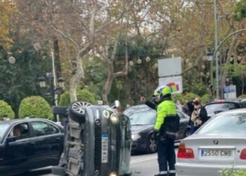 Vuelca un turismo en pleno centro de Marbella