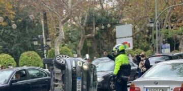 Vuelca un turismo en pleno centro de Marbella