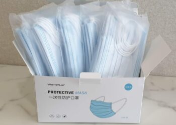 Manilva reparte a sus vecinos 50 mil mascarillas quirúrgicas