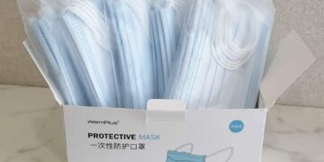 Manilva reparte a sus vecinos 50 mil mascarillas quirúrgicas