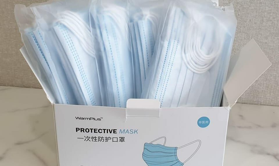 Manilva reparte a sus vecinos 50 mil mascarillas quirúrgicas