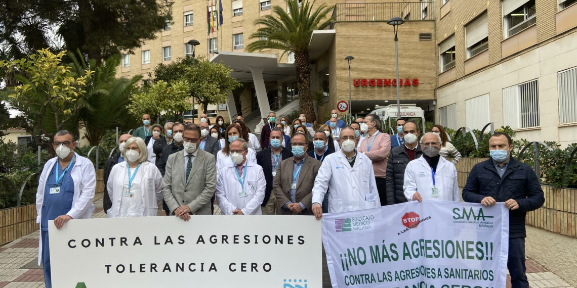 Médicos se concentran en el Hospital Regional  de Málaga para denunciar las agresiones a sanitarios