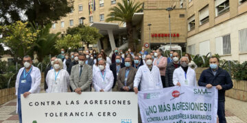 Médicos se concentran en el Hospital Regional  de Málaga para denunciar las agresiones a sanitarios