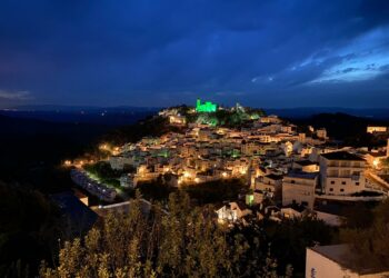 Casares ilumina en verde el municipio esta noche con motivo del Día Mundial contra el Cáncer