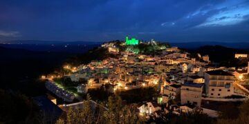 Casares ilumina en verde el municipio esta noche con motivo del Día Mundial contra el Cáncer