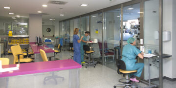 Andalucía pone a disposición de Ucrania 100 camas hospitalarias y 8 UCIS