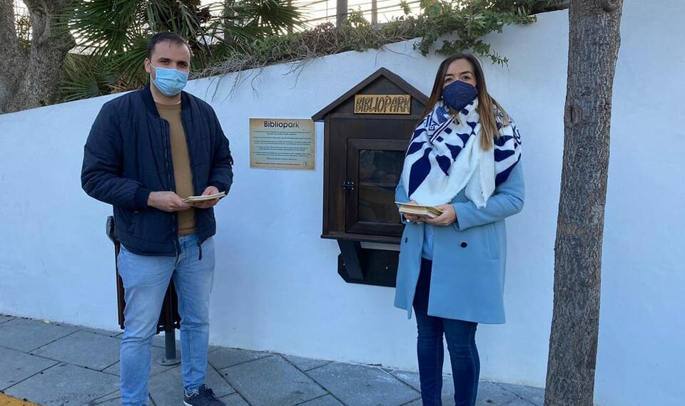 Bibliopark en Manilva: intercambio de libros a través de una caseta de madera