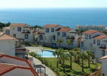 Hallan un cadáver amortajado en un ataúd casero en Manilva