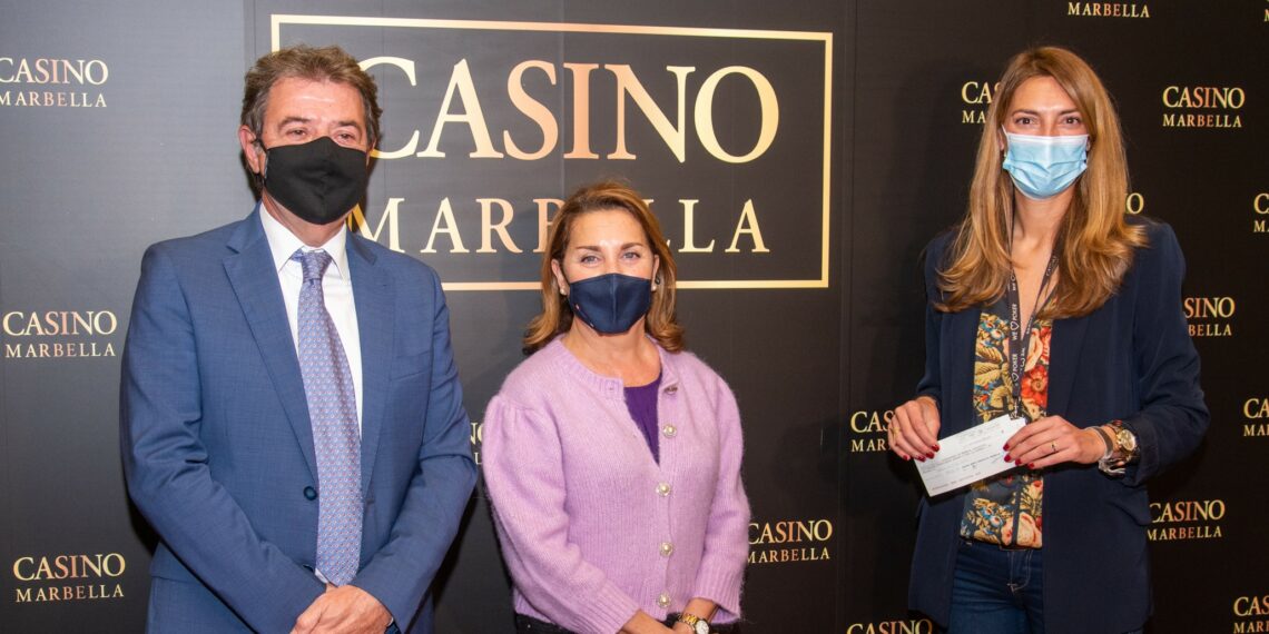El Casino Marbella dona los 6.478 euros en fichas encontradas durante 2021