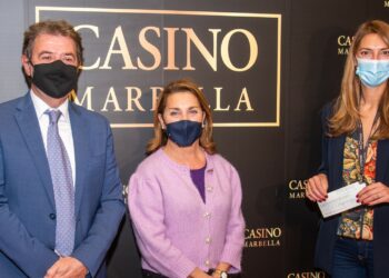 El Casino Marbella dona los 6.478 euros en fichas encontradas durante 2021