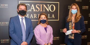 El Casino Marbella dona los 6.478 euros en fichas encontradas durante 2021