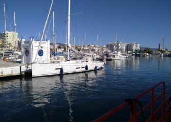 Rescatados los tres tripulantes de un velero tras averiarse el motor en Estepona