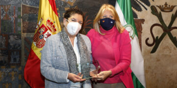 Ángeles Muñoz reconoce la labor de la ex gerente de la Agencia Sanitaria de la Costa del Sol