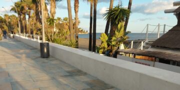 IU Estepona llama a García Urbano «cateto de aldea» por «destrozar el Paseo Marítimo»