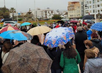 Un centenar de personas muestran su rechazo a la peatonalización de la Avenida de España