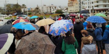 Un centenar de personas muestran su rechazo a la peatonalización de la Avenida de España