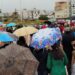 Un centenar de personas muestran su rechazo a la peatonalización de la Avenida de España