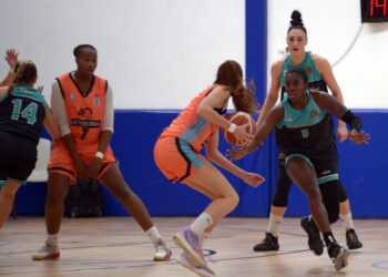 Gran defensa del CAB Estepona Jardín de la Costa del Sol ante el Advisoria Mataró