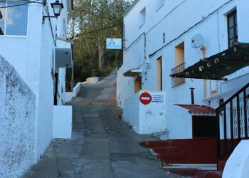 Unos trabajos de Endesa obligarán a cortar el acceso al Llano por Las Piletas en Casares