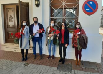 El PSOE de Casares reparte claveles en los tres núcleos de población del municipio