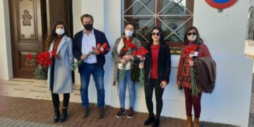 El PSOE de Casares reparte claveles en los tres núcleos de población del municipio