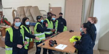 Jóvenes de Casares se forman como carpinteros gracias a una beca municipal