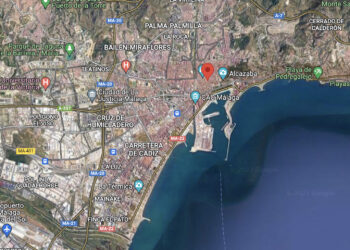 Vuelca un vehículo en la salida de Málaga capital tras una colisión con otro que se da a la fuga