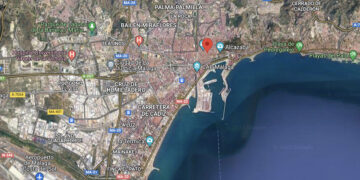 Vuelca un vehículo en la salida de Málaga capital tras una colisión con otro que se da a la fuga