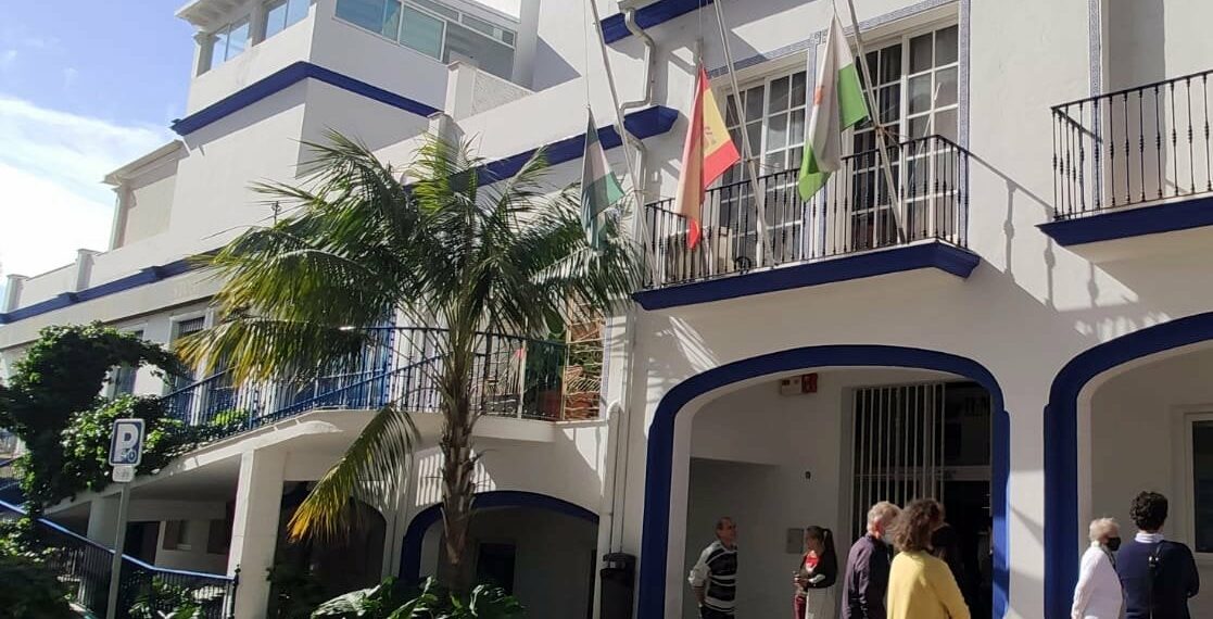 Bandera a media asta en Estepona y Marbella por la tragedia del «Villa Pitanxo»