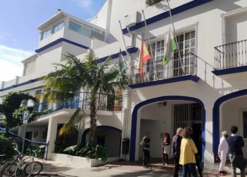 Bandera a media asta en Estepona y Marbella por la tragedia del «Villa Pitanxo»