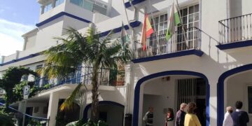 Bandera a media asta en Estepona y Marbella por la tragedia del «Villa Pitanxo»