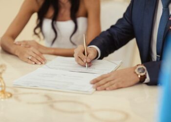 Sin poder casarse en Estepona por culpa del colapso en el Registro Civil