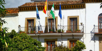 Juzgan a una empleada del Ayuntamiento de Marbella por quedarse con 25.400 euros de anticipos