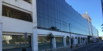 A subasta un lote con diez locales comerciales del edificio del Hotel Guadalpín