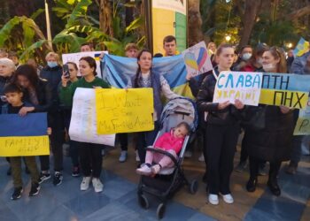 Decenas de personas se concentran en Marbella para gritar No a la guerra en Ucrania