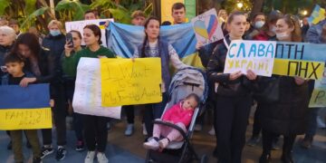 Decenas de personas se concentran en Marbella para gritar No a la guerra en Ucrania